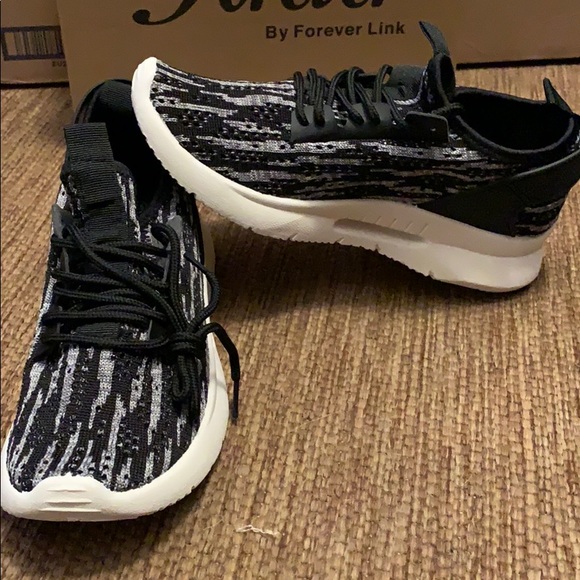 Fly knit breathable Sneakers in black and white - Picture 6 of 8